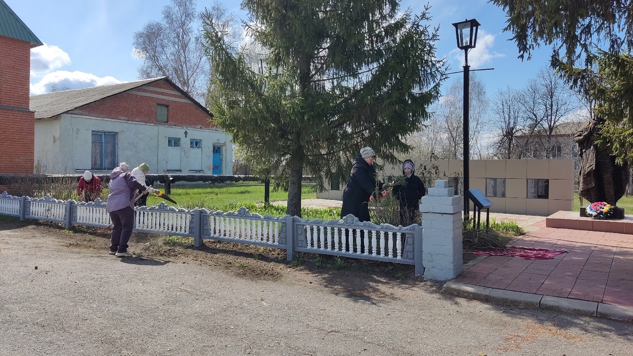 Наведение порядка на территории памятник Неизвестному солдату.